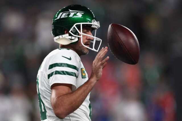 O quarterback Aaron Rodgers nº 8 do New York Jets se aquece antes do jogo da NFL contra o Buffalo Bills no MetLife Stadium em 11 de setembro de 2023 em East Rutherford, Nova Jersey.
