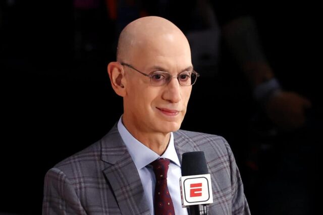 O comissário da NBA, Adam Silver, é entrevistado antes do terceiro jogo das finais da NBA de 2020 entre o Miami Heat e o Los Angeles Lakers na AdventHealth Arena no ESPN Wide World Of Sports Complex em 4 de outubro de 2020 em Lake Buena Vista, Flórida.