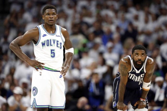 MINNEAPOLIS, MINNESOTA - 22 DE MAIO: Anthony Edwards nº 5 do Minnesota Timberwolves e Kyrie Irving nº 11 do Dallas Mavericks observam durante o primeiro quarto do primeiro jogo das finais da Conferência Oeste no Target Center em 22 de maio de 2024 em Minneapolis, Minnesota .  NOTA AO USUÁRIO: O Usuário reconhece e concorda expressamente que, ao baixar e/ou usar esta fotografia, o Usuário está concordando com os termos e condições do Contrato de Licença da Getty Images.