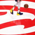 ATLANTA, GA - 10 DE MAIO: Russell Westbrook # 4 do Washington Wizards cruza o logotipo do Atlanta Hawks durante um jogo entre o Washington Wizards e o Atlanta Hawks na State Farm Arena em 10 de maio de 2021 em Atlanta, Geórgia.  NOTA AO USUÁRIO: O Usuário reconhece e concorda expressamente que, ao baixar e/ou usar esta fotografia, o Usuário está concordando com os termos e condições do Contrato de Licença da Getty Images.