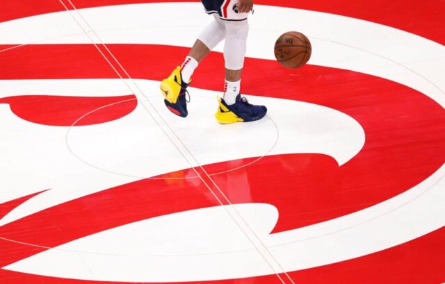 ATLANTA, GA - 10 DE MAIO: Russell Westbrook # 4 do Washington Wizards cruza o logotipo do Atlanta Hawks durante um jogo entre o Washington Wizards e o Atlanta Hawks na State Farm Arena em 10 de maio de 2021 em Atlanta, Geórgia.  NOTA AO USUÁRIO: O Usuário reconhece e concorda expressamente que, ao baixar e/ou usar esta fotografia, o Usuário está concordando com os termos e condições do Contrato de Licença da Getty Images.