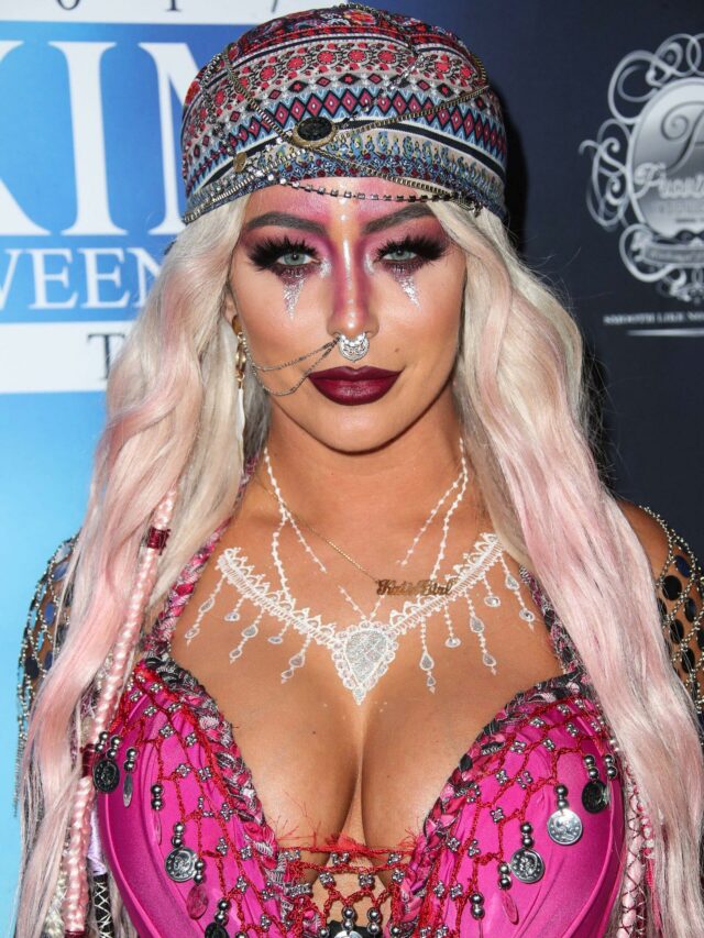 Aubrey O'Day participa da festa de Halloween MAXIM 2017