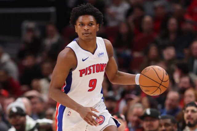 CHICAGO, ILLINOIS - 27 DE FEVEREIRO: Ausar Thompson # 9 do Detroit Pistons dribla a quadra contra o Chicago Bulls durante o segundo tempo no United Center em 27 de fevereiro de 2024 em Chicago, Illinois.  NOTA AO USUÁRIO: O usuário reconhece e concorda expressamente que, ao baixar e/ou usar esta fotografia, o usuário concorda com os termos e condições do Contrato de Licença da Getty Images. 