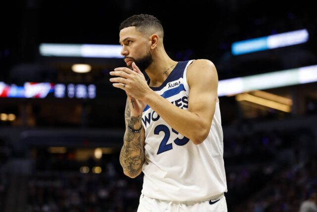 Austin Rivers # 25 do Minnesota Timberwolves enfrenta o Oklahoma City Thunder no quarto quarto do jogo no Target Center em 19 de outubro de 2022 em Minneapolis, Minnesota.  Os Timberwolves derrotaram o Thunder por 115-108.  NOTA AO USUÁRIO: O usuário reconhece e concorda expressamente que, ao baixar e/ou usar esta fotografia, o usuário concorda com os termos e condições do Contrato de Licença da Getty Images.