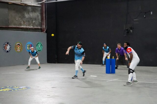 Jimmy O'Brien 'jogando boliche' para o Team Baggage in Ball in Play, realizado em um armazém em Nova Jersey (Cortesia: Jomboy Media)