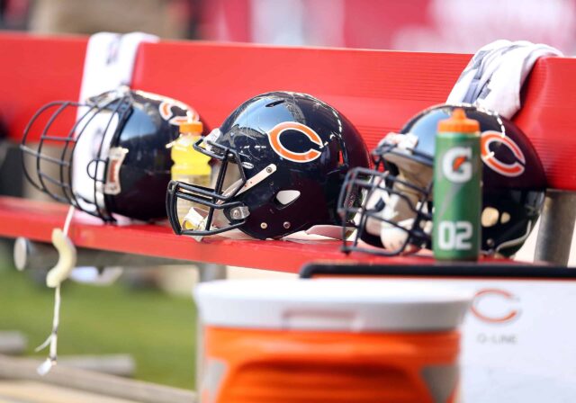 Detalhe dos capacetes do Chicago Bears durante o jogo da NFL contra o Arizona Cardinals no University of Phoenix Stadium em 23 de dezembro de 2012 em Glendale, Arizona.