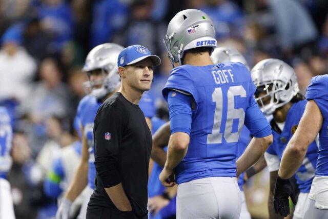 DETROIT, MICHIGAN - 23 DE NOVEMBRO: O coordenador ofensivo Ben Johnson e Jared Goff nº 16 do Detroit Lions falam em campo antes de um jogo contra o Green Bay Packers no Ford Field em 23 de novembro de 2023 em