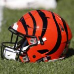Um capacete do Cincinnati Bengals está em campo antes do jogo contra o Cleveland Browns no FirstEnergy Stadium em 1º de outubro de 2017 em Cleveland, Ohio.