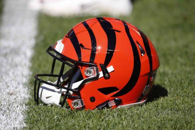 Um capacete do Cincinnati Bengals está em campo antes do jogo contra o Cleveland Browns no FirstEnergy Stadium em 1º de outubro de 2017 em Cleveland, Ohio.