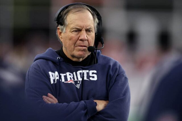 FOXBOROUGH, MASSACHUSETTS - 17 DE DEZEMBRO: O técnico do New England Patriots, Bill Belichick, observa da linha lateral durante o jogo contra o Kansas City Chiefs no Gillette Stadium em 17 de dezembro de 2023 em Foxborough, Massachusetts