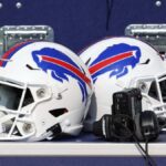 ORCHARD PARK, NY - 28 DE JULHO: Uma visão geral dos capacetes usados ​​pelos jogadores do Buffalo Bills durante o campo de treinamento no Adpro Sports Training Center em 28 de julho de 2021 em Orchard Park, Nova York.