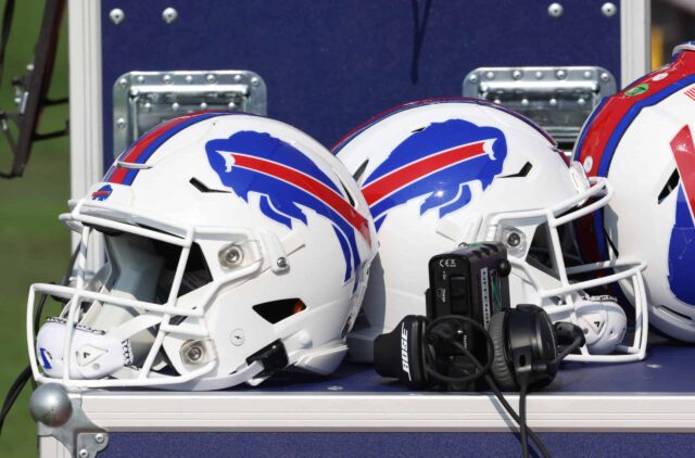 ORCHARD PARK, NY - 28 DE JULHO: Uma visão geral dos capacetes usados ​​pelos jogadores do Buffalo Bills durante o campo de treinamento no Adpro Sports Training Center em 28 de julho de 2021 em Orchard Park, Nova York.