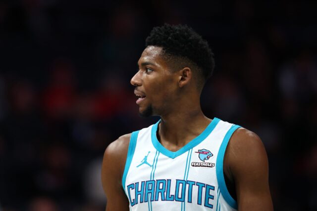 CHARLOTTE, CAROLINA DO NORTE - 07 DE FEVEREIRO: Brandon Miller # 24 do Charlotte Hornets observa durante a primeira metade do jogo contra o Toronto Raptors no Spectrum Center em 07 de fevereiro de 2024 em Charlotte, Carolina do Norte.  NOTA AO USUÁRIO: O Usuário reconhece e concorda expressamente que, ao baixar e/ou usar esta fotografia, o Usuário está concordando com os termos e condições do Contrato de Licença da Getty Images.