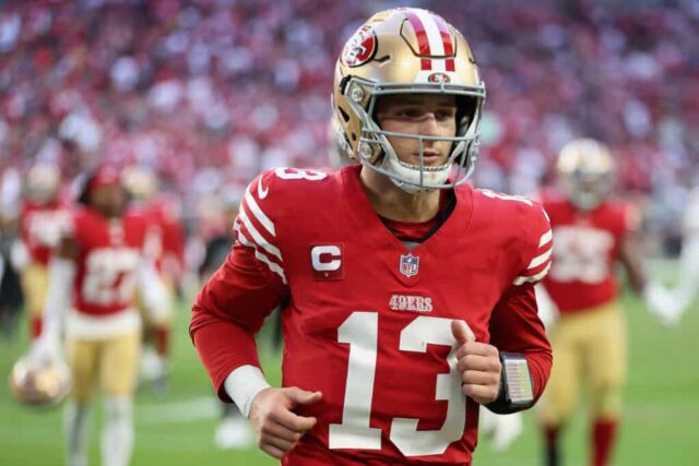 GLENDALE, ARIZONA - 17 DE DEZEMBRO: O quarterback Brock Purdy #13 do San Francisco 49ers sai de campo durante o jogo da NFL no State Farm Stadium em 17 de dezembro de 2023 em Glendale, Arizona.  Os 49ers derrotaram os Cardinals por 45-29.