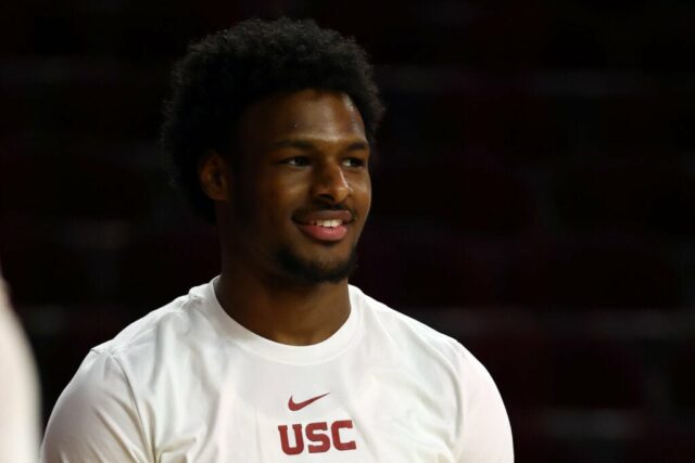 LOS ANGELES, CALIFÓRNIA - 10 DE DEZEMBRO: Bronny James nº 6 dos Trojans da USC observa durante o aquecimento antes do jogo do campeonato SEC contra o Long Beach State 49ers no Galen Center em 10 de dezembro de 2023 em Los Angeles, Califórnia.