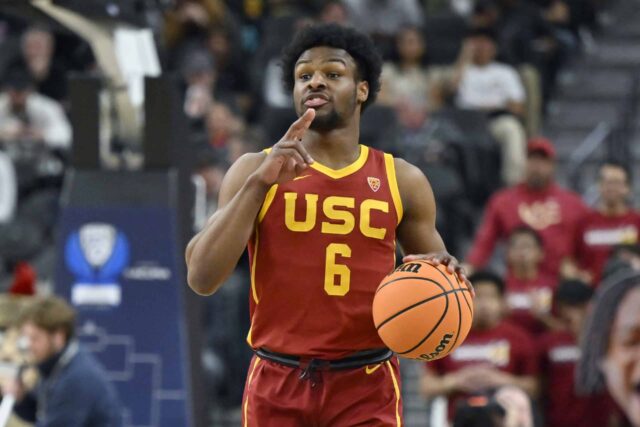 LAS VEGAS, NEVADA - 13 DE MARÇO: Bronny James nº 6 do USC Trojans segura a bola na primeira metade de um jogo da primeira rodada contra o Washington Huskies durante o torneio de basquete da Conferência Pac-12 na T-Mobile Arena em 13 de março de 2024 em Las Vegas, Nevada.  Os Trojans derrotaram os Huskies por 80-74.