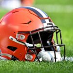 CLEVELAND, OHIO - NOVEMBRO 05: Uma visão detalhada de um capacete do Cleveland Browns antes do jogo contra o Arizona Cardinals no Cleveland Browns Stadium em 05 de novembro de 2023 em Cleveland, Ohio.