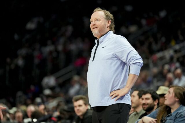 DETROIT, MICHIGAN - 27 DE MARÇO: O técnico Mike Budenholzer do Milwaukee Bucks assiste à ação contra o Detroit Pistons durante o primeiro quarto na Little Caesars Arena em 27 de março de 2023 em Detroit, Michigan.  NOTA AO USUÁRIO: O usuário reconhece e concorda expressamente que, ao baixar e/ou usar esta fotografia, o usuário concorda com os termos e condições do Contrato de Licença da Getty Images. 