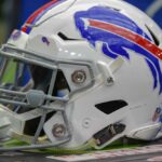 Um capacete do Buffalo Bills aguarda a próxima série durante o jogo de futebol americano da NFL entre Buffalo Bills e Houston Texans em 14 de outubro de 2018 no NRG Stadium em Houston, Texas.