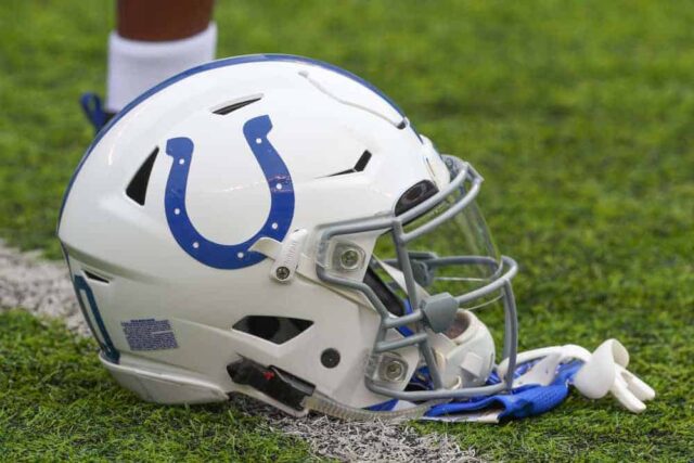 capacete colts em campo