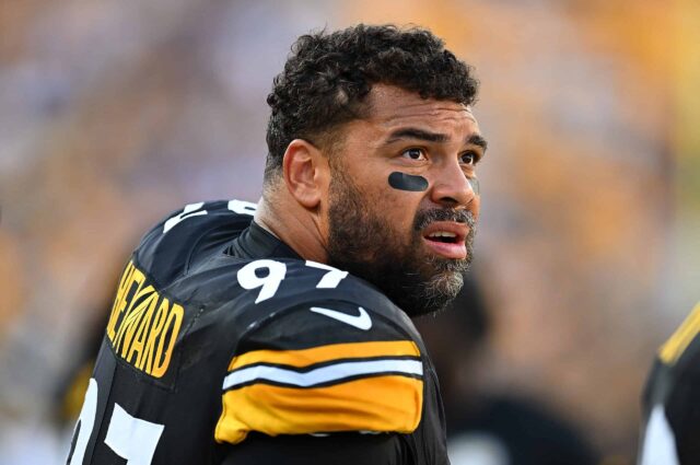 Cameron Heyward # 97 do Pittsburgh Steelers observa durante o segundo quarto de um jogo de pré-temporada contra o Buffalo Bills no Acrisure Stadium em 19 de agosto de 2023 em Pittsburgh, Pensilvânia.