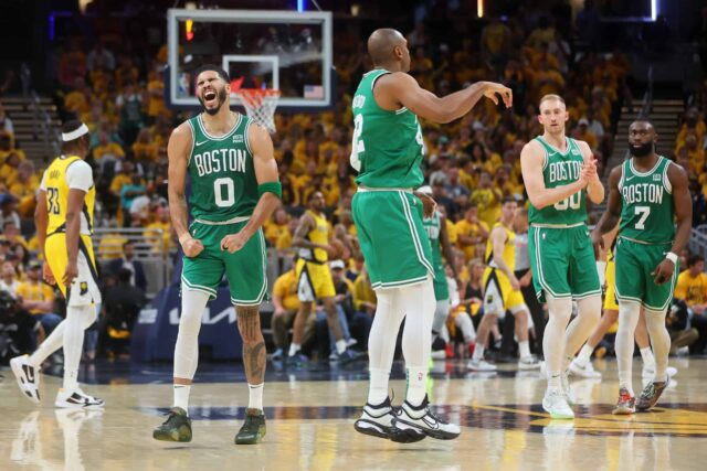 INDIANÁPOLIS, INDIAN - 25 DE MAIO: Jayson Tatum # 0 do Boston Celtics comemora uma cesta contra o Indiana Pacers durante o terceiro quarto do terceiro jogo das finais da Conferência Leste no Gainbridge Fieldhouse em 25 de maio de 2024 em Indianápolis, Indiana.  NOTA AO USUÁRIO: O Usuário reconhece e concorda expressamente que, ao baixar e/ou usar esta fotografia, o Usuário está concordando com os termos e condições do Contrato de Licença da Getty Images.