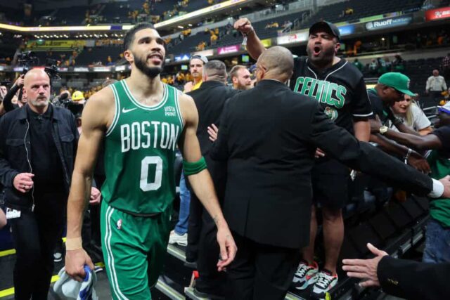 INDIANÁPOLIS, INDIAN - 25 DE MAIO: Jayson Tatum nº 0 do Boston Celtics sai da quadra após derrotar o Indiana Pacers no terceiro jogo das finais da Conferência Leste em Gainbridge Fieldhouse em 25 de maio de 2024 em Indianápolis, Indiana.  NOTA AO USUÁRIO: O Usuário reconhece e concorda expressamente que, ao baixar e/ou usar esta fotografia, o Usuário está concordando com os termos e condições do Contrato de Licença da Getty Images. 