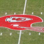 O logotipo do capacete do Kansas City Chiefs é visto em campo antes do jogo do campeonato AFC entre o Kansas City Chiefs e o Tennessee Titans no Arrowhead Stadium em 19 de janeiro de 2020 em Kansas City, Missouri.