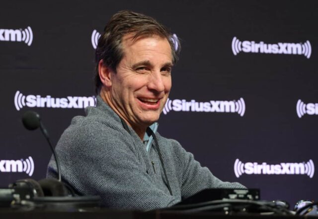 PHOENIX, ARIZONA - FEVEREIRO 09: Chris Russo participa do SiriusXM no Super Bowl LVII em 09 de fevereiro de 2023 em Phoenix, Arizona.