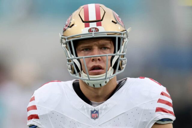 Christian McCaffrey nº 23 do San Francisco 49ers se aquece antes do jogo contra o Jacksonville Jaguars no EverBank Stadium em 12 de novembro de 2023 em Jacksonville, Flórida.