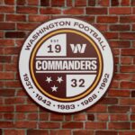 LANDOVER, MARYLAND - FEVEREIRO 02: Uma visão detalhada de um logotipo do Washington Commanders durante o anúncio da mudança de nome do Washington Football Team para Washington Commanders no FedExField em 02 de fevereiro de 2022 em Landover, Maryland.