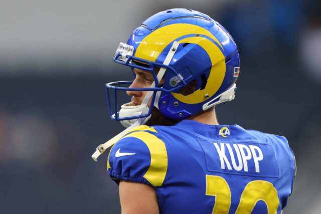 Cooper Kupp # 10 do Los Angeles Rams observa durante o aquecimento antes do jogo contra o Arizona Cardinals no SoFi Stadium em 13 de novembro de 2022 em Inglewood, Califórnia.