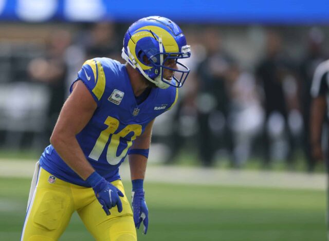 Cooper Kupp # 10 do Los Angeles Rams chega à linha de scrimmage durante uma derrota por 23-14 para o Philadelphia Eagles no SoFi Stadium em 8 de outubro de 2023 em Inglewood, Califórnia.