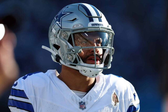 CHARLOTTE, CAROLINA DO NORTE - 19 DE NOVEMBRO: Dak Prescott nº 4 do Dallas Cowboys observa durante o terceiro quarto o jogo contra o Carolina Panthers no Bank of America Stadium em 19 de novembro de 2023 em Charlotte, Carolina do Norte.