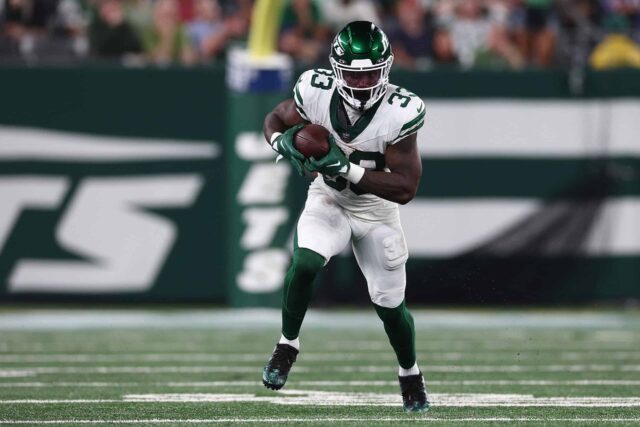 EAST RUTHERFORD, NOVA JERSEY - 11 DE SETEMBRO: O running back Dalvin Cook nº 33 do New York Jets corre o futebol contra o Buffalo Bills durante o terceiro quarto do jogo da NFL no MetLife Stadium em 11 de setembro de 2023 em East Rutherford, Nova Jersey