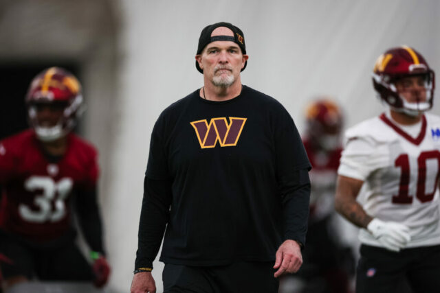 ASHBURN, VA - 10 DE MAIO: O técnico Dan Quinn do Washington Commanders observa durante o Washington Commanders Rookie Minicamp no OrthoVirginia Training Center em 10 de maio de 2024 em Ashburn, Virgínia. 