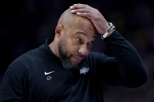 DENVER, COLORADO - 22 DE ABRIL: O técnico Darvin Ham, do Los Angeles Lakers, reage quando seu time joga contra o Denver Nuggets no quarto período durante o segundo jogo dos Playoffs da Primeira Rodada da Conferência Oeste na Ball Arena em 22 de abril de 2024 em Denver, Colorado.  NOTA AO USUÁRIO: O Usuário reconhece e concorda expressamente que, ao baixar e/ou usar esta fotografia, o Usuário está concordando com os termos e condições do Contrato de Licença da Getty Images.