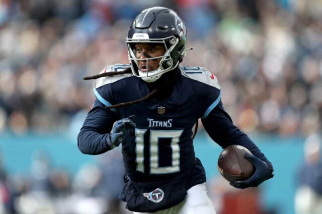 NASHVILLE, TENNESSEE - 07 DE JANEIRO: DeAndre Hopkins # 10 do Tennessee Titans corre com a bola durante o primeiro tempo contra o Jacksonville Jaguars no Nissan Stadium em 07 de janeiro de 2024 em Nashville, Tennessee.