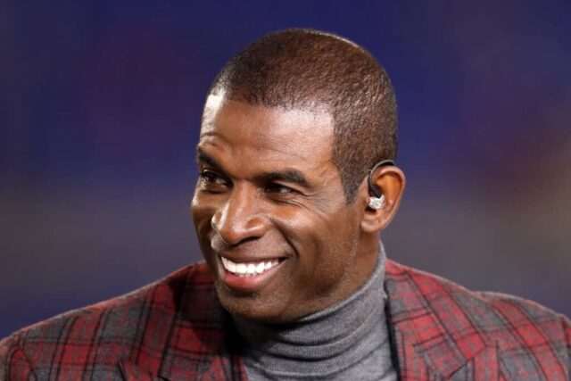 O analista da NFL Network, Deion Sanders, aparece no set durante o jogo Baltimore Ravens e Miami Dolphins no M&T Bank Stadium em 26 de outubro de 2017 em Baltimore, Maryland.