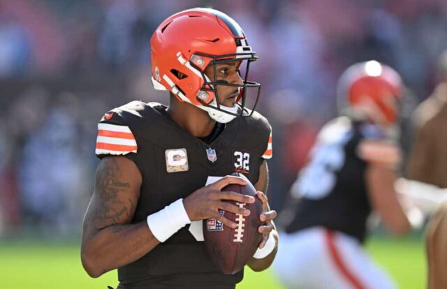 CLEVELAND, OHIO - NOVEMBRO 05: Deshaun Watson # 4 do Cleveland Browns se aquece antes do jogo contra o Arizona Cardinals no Cleveland Browns Stadium em 05 de novembro de 2023 em Cleveland, Ohio.