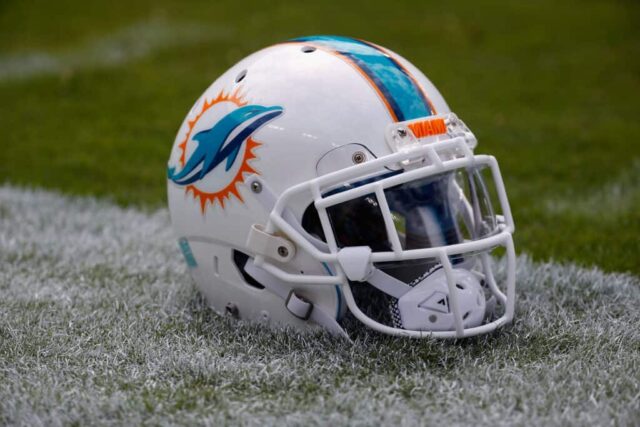 LANDOVER, MD - 13 DE SETEMBRO: Um capacete do Miami Dolphins fica na grama antes do início do jogo contra o Washington Redskins no FedExField em 13 de setembro de 2015 em Landover, Maryland.