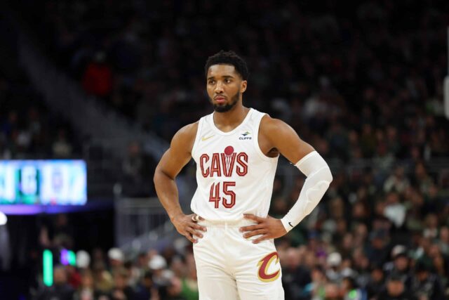 MILWAUKEE, WISCONSIN - 26 DE JANEIRO: Donovan Mitchell nº 45 do Cleveland Cavaliers espera por um lance livre durante um jogo contra o Milwaukee Bucks no Fiserv Forum em 26 de janeiro de 2024 em Milwaukee, Wisconsin.  NOTA AO USUÁRIO: O Usuário reconhece e concorda expressamente que, ao baixar e/ou usar esta fotografia, o Usuário está concordando com os termos e condições do Contrato de Licença da Getty Images.