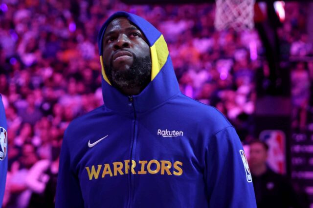 Draymond Green nº 23 do Golden State Warriors representa o hino nacional antes do quinto jogo dos playoffs da primeira rodada da Conferência Oeste contra o Sacramento Kings no Golden 1 Center em 26 de abril de 2023 em Sacramento, Califórnia.  NOTA AO USUÁRIO: O Usuário reconhece e concorda expressamente que, ao baixar e/ou usar esta fotografia, o Usuário está concordando com os termos e condições do Contrato de Licença da Getty Images.