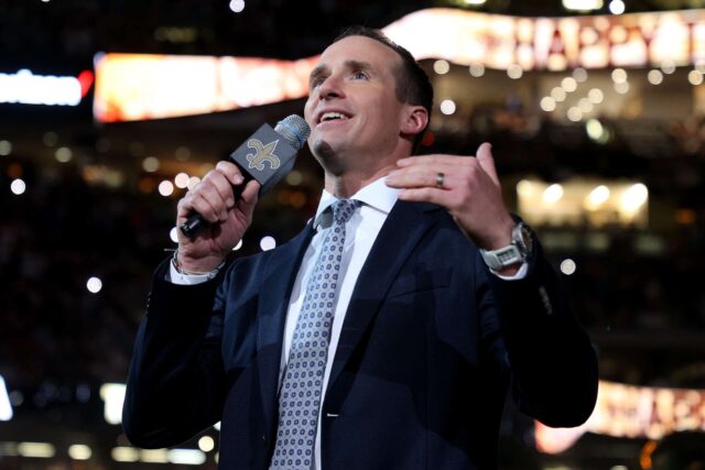 O ex-quarterback do New Orleans Saints, Drew Brees, fala aos fãs durante o intervalo do jogo entre o Buffalo Bills e o New Orleans Saints no Caesars Superdome em 25 de novembro de 2021 em Nova Orleans, Louisiana.