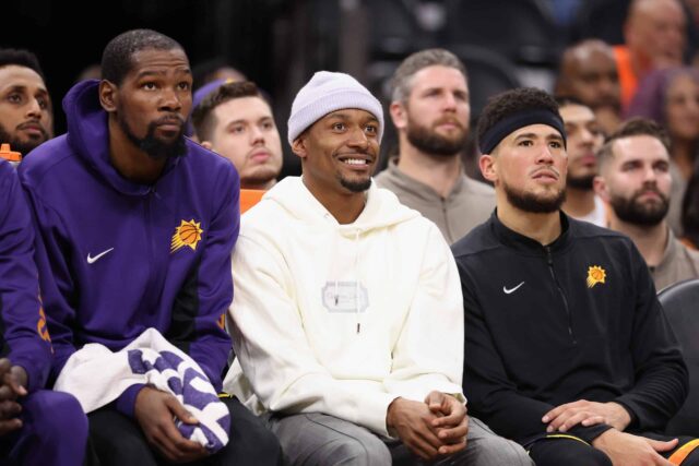 PHOENIX, ARIZONA - 15 DE NOVEMBRO: (LR) Kevin Durant #35, Bradley Beal #3 e Devin Booker #1 do Phoenix Suns assistem do banco durante a segunda metade do jogo da NBA contra o Minnesota Timberwolves no Footprint Center em 15 de novembro , 2023 em Phoenix, Arizona.  Os Suns derrotaram os Timberwolves por 133-115.  NOTA AO USUÁRIO: O Usuário reconhece e concorda expressamente que, ao baixar e/ou usar esta fotografia, o Usuário está concordando com os termos e condições do Contrato de Licença da Getty Images.