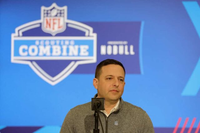 INDIANÁPOLIS, INDIAN - 27 DE FEVEREIRO: O diretor de escotismo Eliot Wolf do New England Patriots fala à mídia durante o NFL Combine no Centro de Convenções de Indiana em 27 de fevereiro de 2024 em Indianápolis, Indiana.