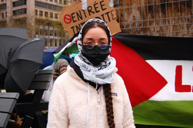 Farrah, estudante da Universidade McGill, em um acampamento de protesto em Gaza, no campus de Montreal, Quebec, Canadá, 30 de abril de 2024