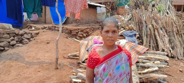 A cafeicultora Gemmala Sita, cujos grãos chegam aos cafés das capitais globais – mesmo quando ela tem de lutar sem uma casa de banho (Gurvinder Singh/Al Jazeera)