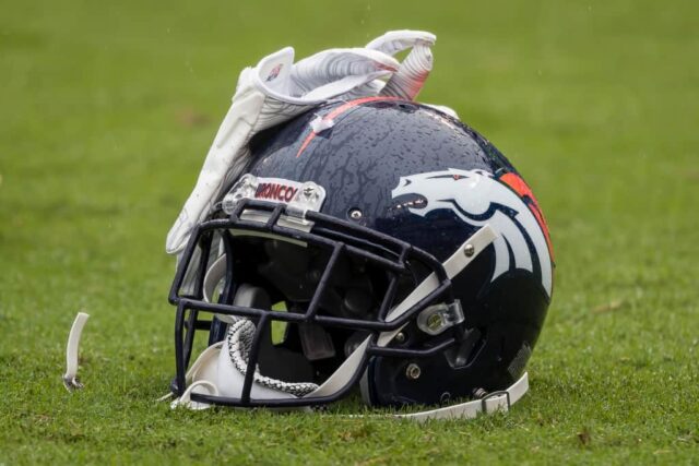 O capacete e as luvas de Will Parks #34 do Denver Broncos · descansam em campo antes do jogo entre o Baltimore Ravens e o Denver Broncos no M&T Bank Stadium em 23 de setembro de 2018 em Baltimore, Maryland.