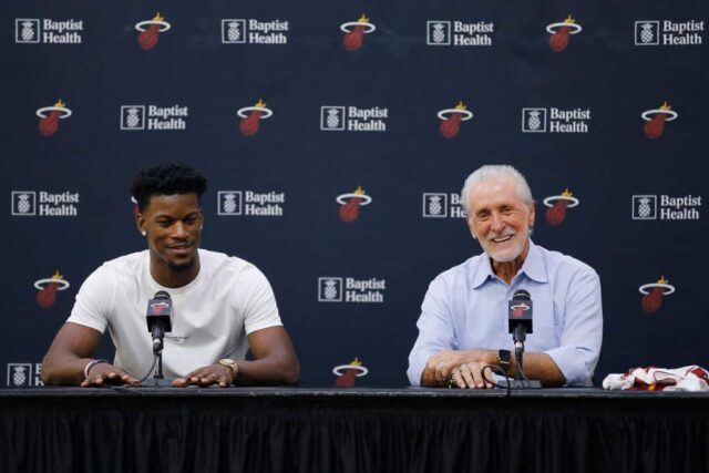 Jimmy Butler nº 22 do Miami Heat e o presidente Pat Riley falam à mídia durante sua coletiva de imprensa introdutória na American Airlines Arena em 27 de setembro de 2019 em Miami, Flórida.
